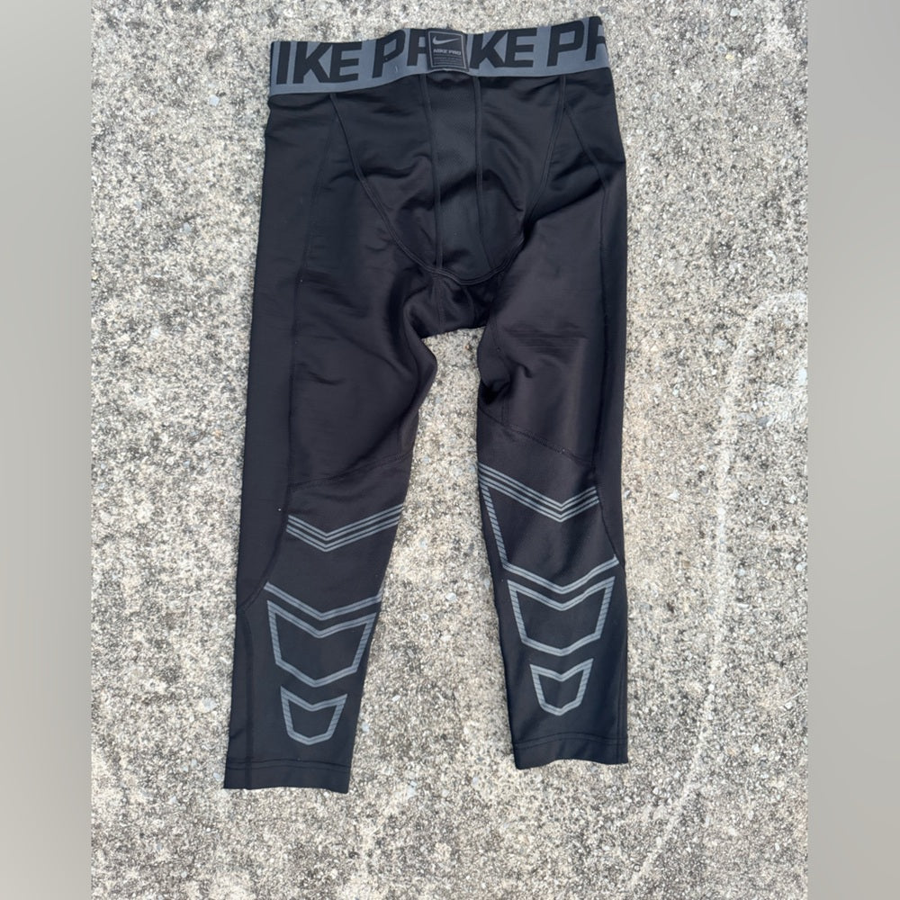 Clean and Comfy Nike Pro Black 3/4 Yoga Pant Performance Leggings