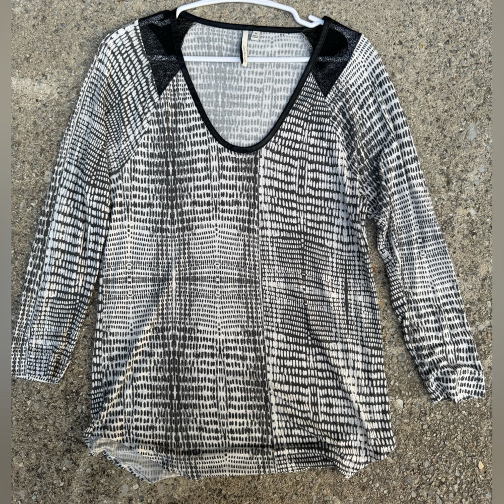 Clean Calvin Klein Jeans Black and White Patterned Blouse Size M