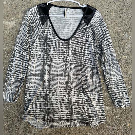Clean Calvin Klein Jeans Black and White Patterned Blouse Size M